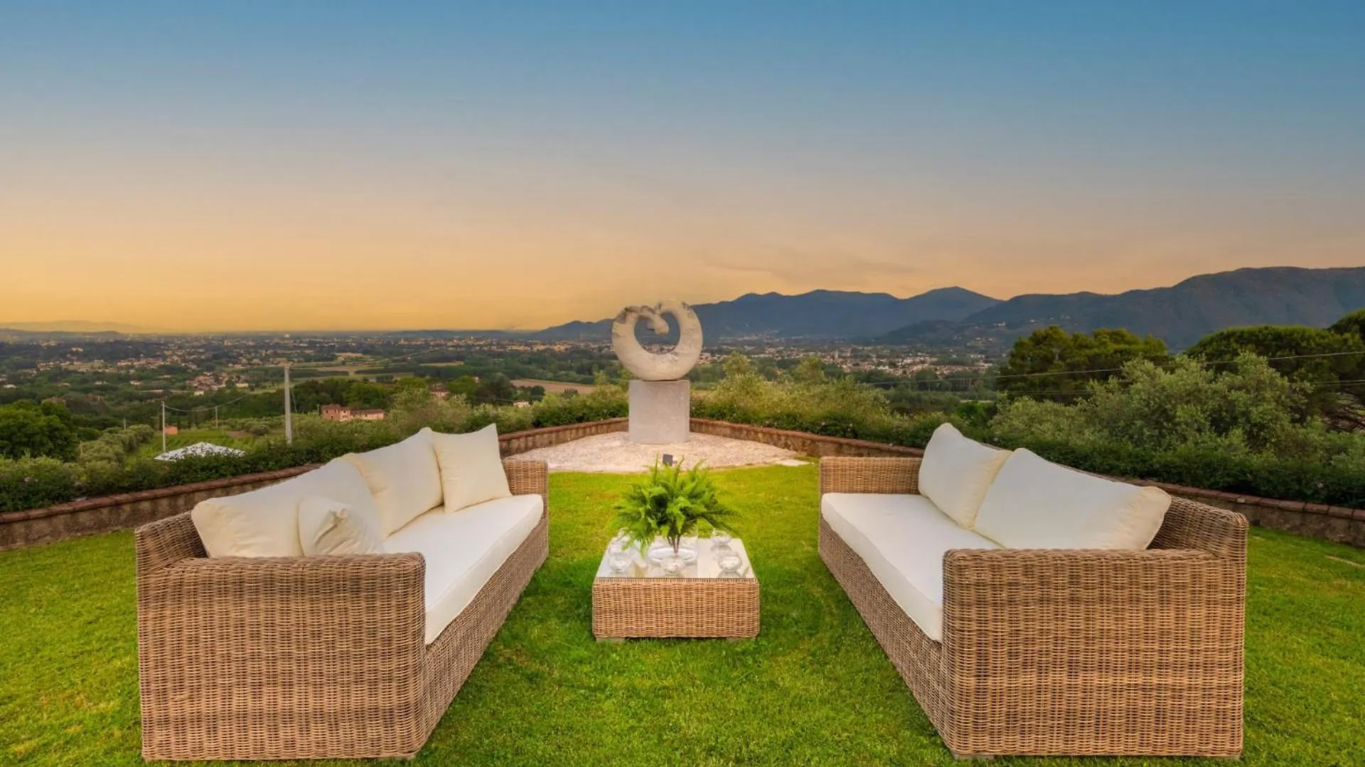 Villa Lontana Lucca 0*,